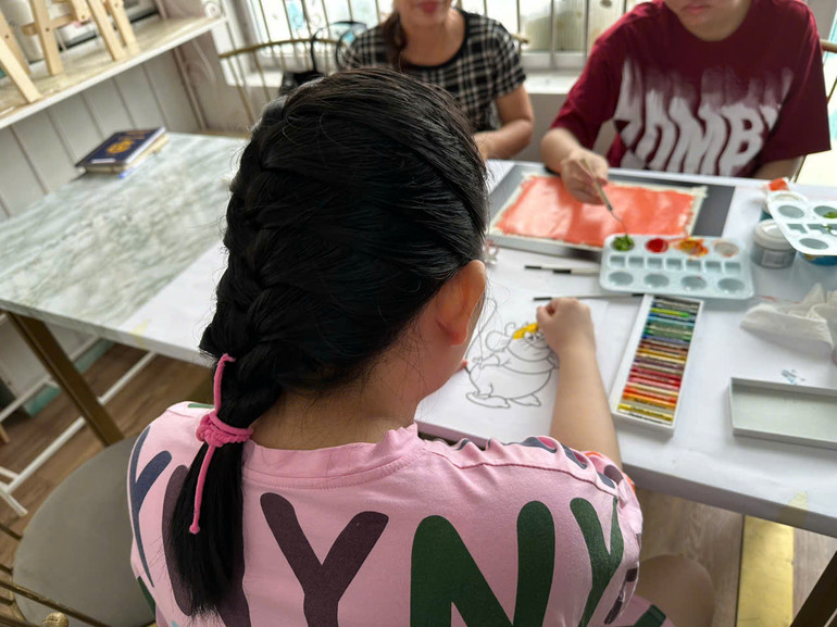 Với tên gọi ý nghĩa, “Thương & An” là sự kết hợp của hai mục tiêu lớn – “Thương” (nhận diện và can thiệp sớm các dấu hiệu tự kỷ) và “An” (đem lại môi trường học tập, hướng nghiệp an toàn cho trẻ tự kỷ từ 10 tuổi trở lên).