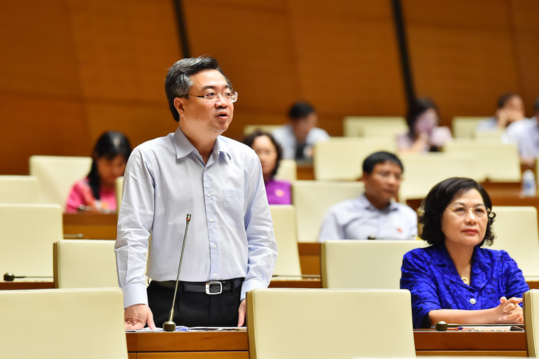 Bộ trưởng Xây dựng Nguyễn Thanh Nghị tham gia giải trình, làm rõ thêm về vấn đề sử dụng cát biển làm vật liệu san lấp các công trình giao thông. (Ảnh: THỦY NGUYÊN)