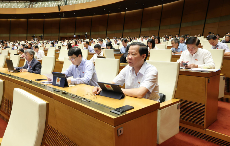 Quang cảnh phiên họp sáng 8/6. (Ảnh: DUY LINH)