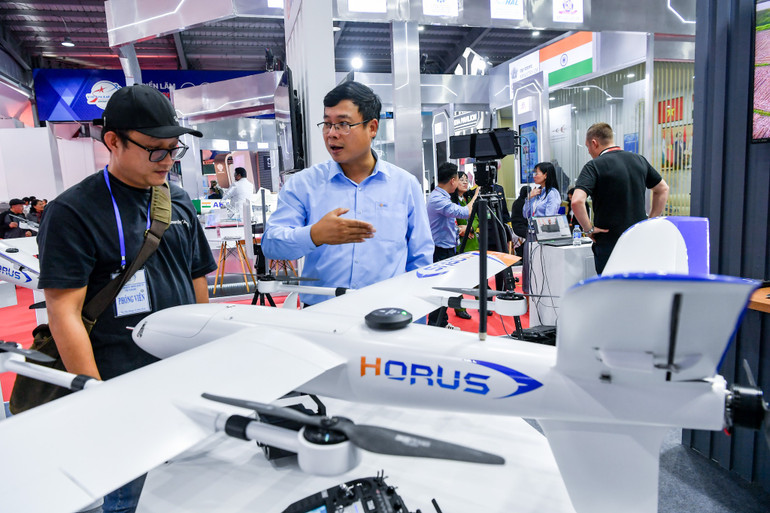 Theo ông Tạ Ngọc Thanh, Giám đốc HTI Services, máy bay không người lái HORUS có khả năng bay cao 5km so với mực nước biển. Đặc biệt, HORUS có mức độ ổnn định rất cao khi có thể chống chịu tới gió cấp 5. Theo ông Tạ Ngọc Thanh, Giám đốc HTI Services, máy bay không người lái HORUS có khả năng bay cao 5km so với mực nước biển. Đặc biệt, HORUS có mức độ ổnn định rất cao khi có thể chống chịu tới gió cấp 5.