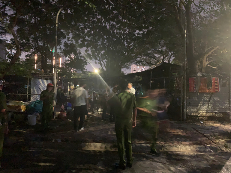 Cơ quan chức năng khám nghiệm hiện trường vụ cháy.