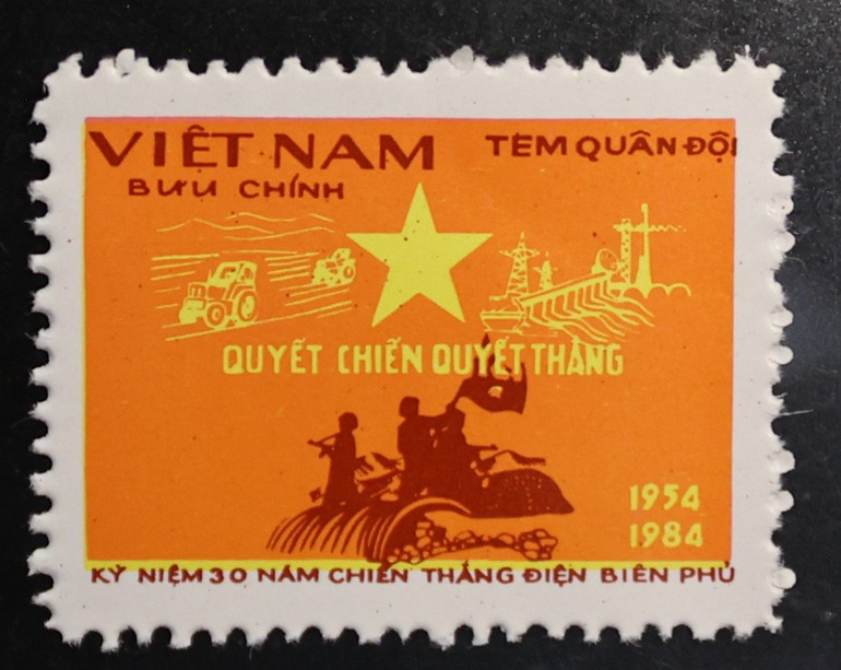 Đặc biệt, cũng trong dịp kỷ niệm 30 năm Chiến thắng Điện Biên Phủ, còn có mẫu tem Quân đội do họa sĩ Hoàng Thúy Liệu thiết kế.