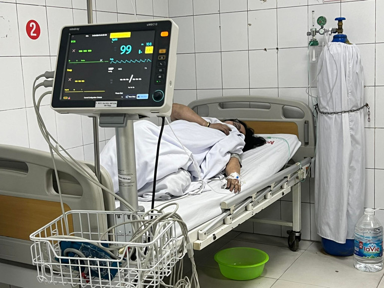 Một nạn nhân được cấp cứu tại Bệnh viện Giao thông vận tải.