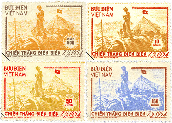 Trong ảnh là bộ tem Chiến thắng Điện Biên Phủ đầu tiên, phát hành tháng 10/1954, do họa sĩ Bùi Trang Chước thiết kế, sử dụng hình ảnh lịch sử những người lính đang cắm cờ chiến thắng trên nóc hầm tướng Đờ Cát.