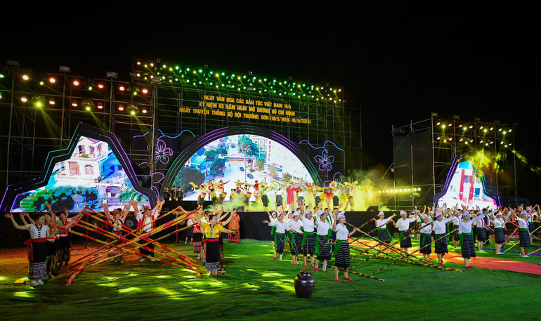 Màn trình diễn độc đáo của đông đảo các nghệ sĩ tại sự kiện. Màn trình diễn độc đáo của đông đảo các nghệ sĩ tại sự kiện.