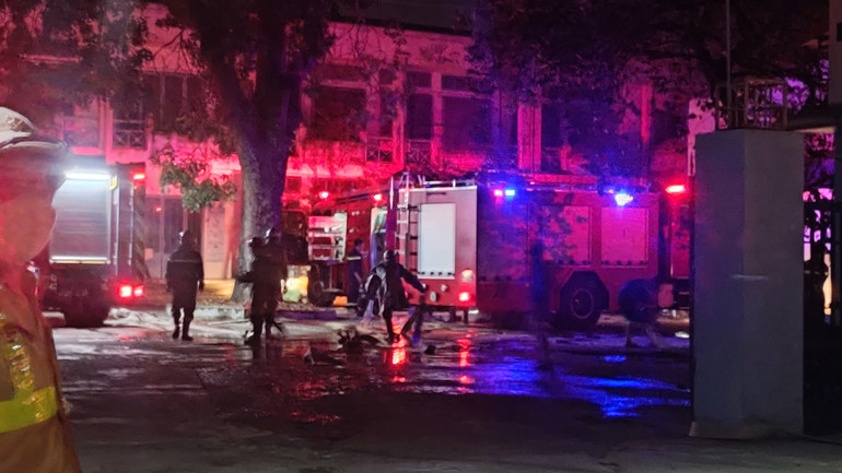 Vào thời điểm 24 giờ, công tác cứu hỏa vẫn đang được tiến hành khẩn trương.