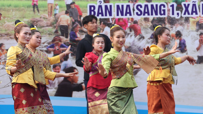 Lễ hội té nước của dân tộc Lào tại Điện Biên.