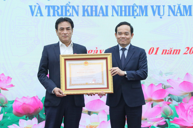 Phó Thủ tướng Chính phủ Trần Lưu Quang trao Huân chương Lao động hạng Ba cho đồng chí Lê Tuấn Hà, nguyên Phó Giám đốc Trung tâm chuyển đổi số, Ủy ban Dân tộc.