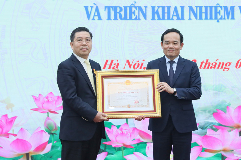 Tại Hội nghị, Phó Thủ tướng Chính phủ Trần Lưu Quang đã trao Huân chương Độc lập hạng Ba cho đồng chí Lưu Sơn Hải, nguyên Thứ trưởng, Phó Chủ nhiệm Ủy ban Dân tộc.