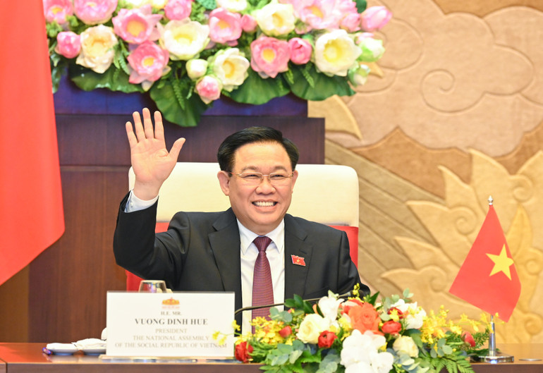 Chủ tịch Quốc hội Vương Đình Huệ điện đàm với Chủ tịch Thượng viện Campuchia Samdech Techo Hun Sen. (Ảnh: DUY LINH) Chủ tịch Quốc hội Vương Đình Huệ điện đàm với Chủ tịch Thượng viện Campuchia Samdech Techo Hun Sen. (Ảnh: DUY LINH)