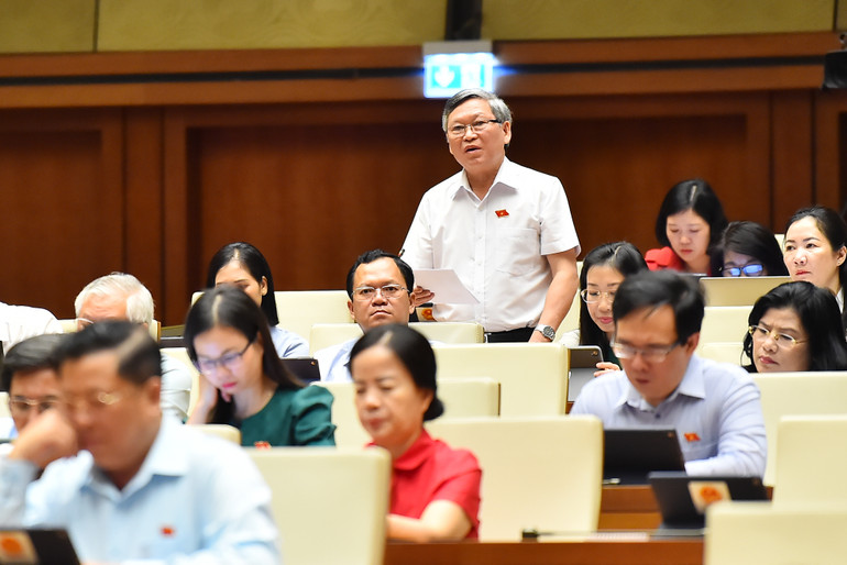 Bày tỏ sự nhất trí cao với dự thảo Luật Cảnh vệ (sửa đổi), đại biểu Tô Văn Tám (đoàn Kon Tum) cho rằng, việc mở rộng đối tượng cảnh vệ là rất cần thiết. (Ảnh: THỦY NGUYÊN)
