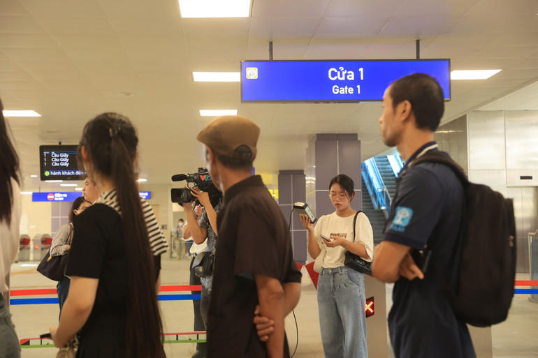 Người dân hào hứng đợi tới lượt trải nghiệm tuyến đường sắt trên cao.