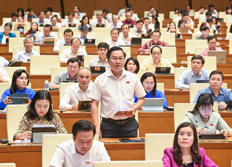 Đại biểu Trần Quốc Quân (đoàn Long An) đặt ra vấn đề gìn giữ, phát huy các loại hình nghệ thuật truyền thống trước Quốc hội. (Ảnh: DUY LINH)