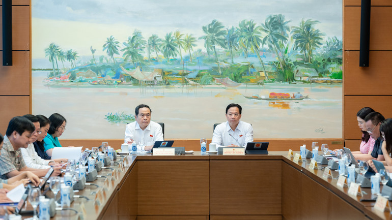 Quang cảnh phiên thảo luận tại tổ. (Ảnh: DUY LINH)