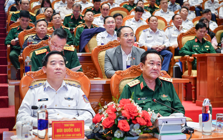 Thượng tướng Võ Minh Lương, Ủy viên Trung ương Đảng, Thứ trưởng Quốc phòng (bên phải) dự và chủ trì hội nghị.