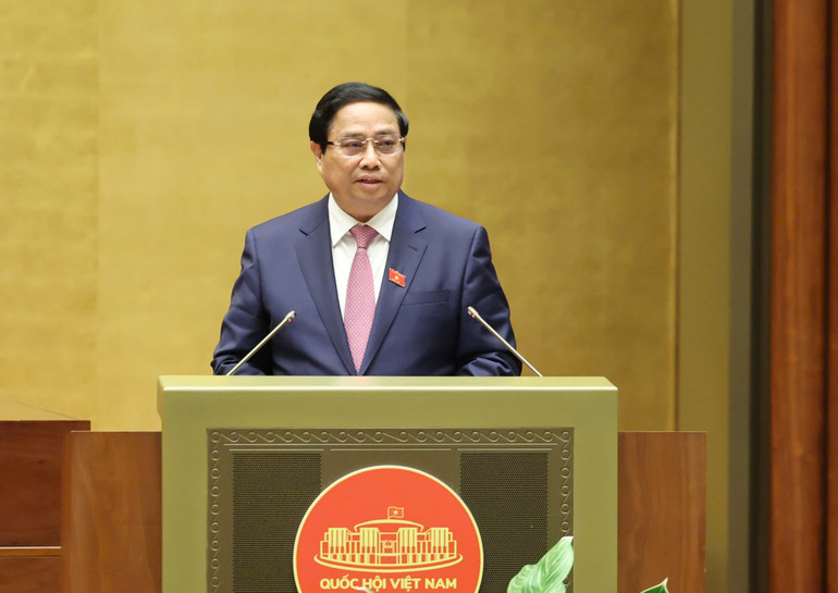 Thủ tướng Phạm Minh Chính trình bày báo cáo kết quả thực hiện kế hoạch phát triển kinh tế-xã hội năm 2024; dự kiến kế hoạch phát triển kinh tế-xã hội năm 2025. (Ảnh: DUY LINH)