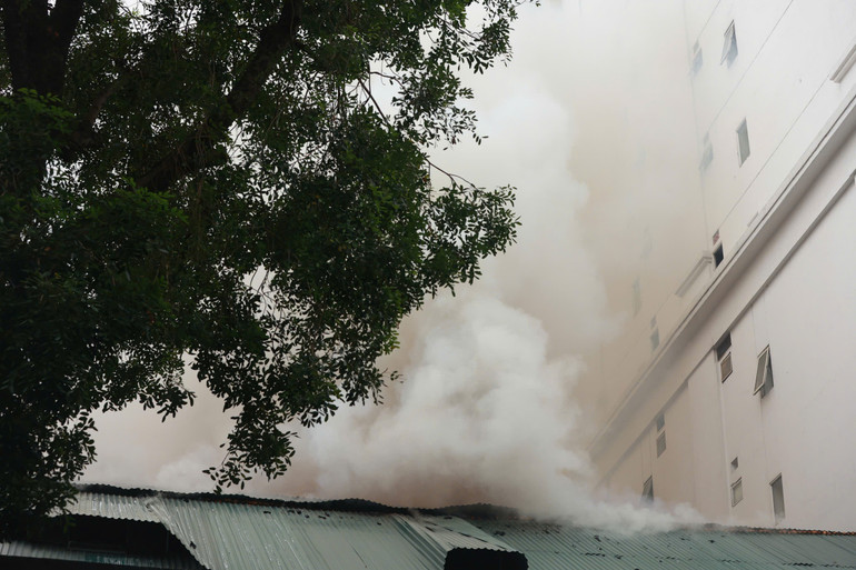 Khói từ đám cháy bốc rất cao sang các công trình lân cận.