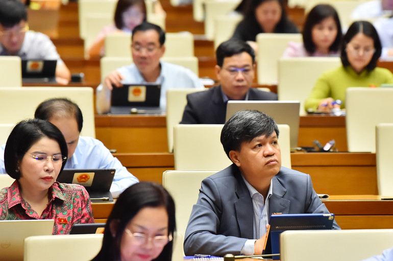 Quang cảnh phiên họp sáng 21/5. (Ảnh: THỦY NGUYÊN)