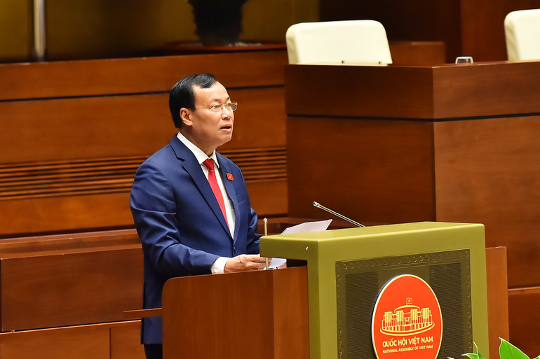 Chủ nhiệm Ủy ban Quốc phòng và An ninh Lê Tấn Tới trình bày báo cáo giải trình, tiếp thu, chỉnh lý dự thảo Luật Đường bộ. (Ảnh: THỦY NGUYÊN)