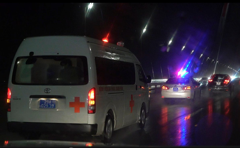 Đoàn xe hối hả chạy đua với thời gian trong đêm 24/8.