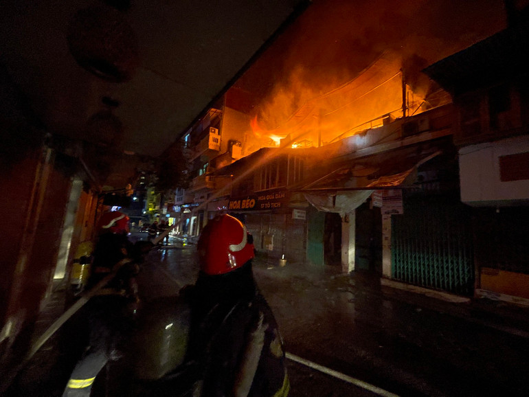 Ngọn lửa bùng lên trên tầng 2 của ngôi nhà.