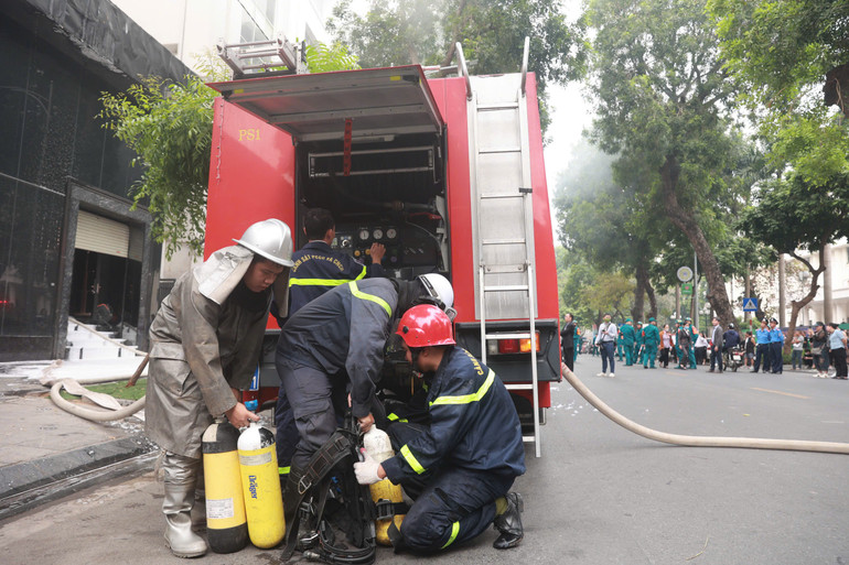 Hiện, đám cháy vẫn đang được khống chế.