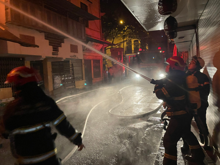 Cảnh sát phun nước chữa cháy tại hiện trường.