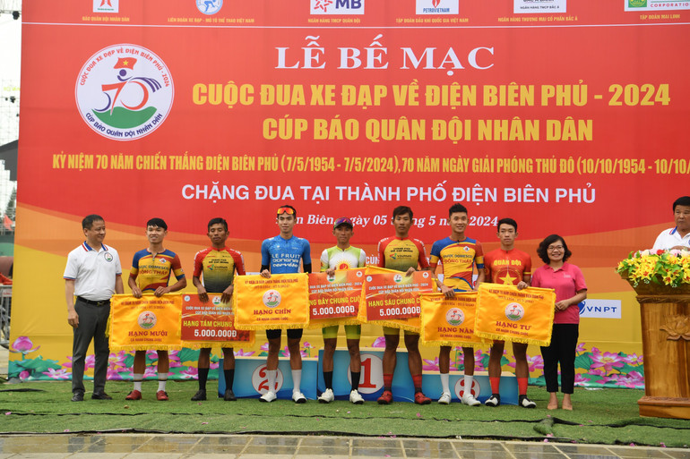 Đại diện Ban Tổ chức trao giải chung cuộc cho các vận động viên hạng 4 đến hạng 10.