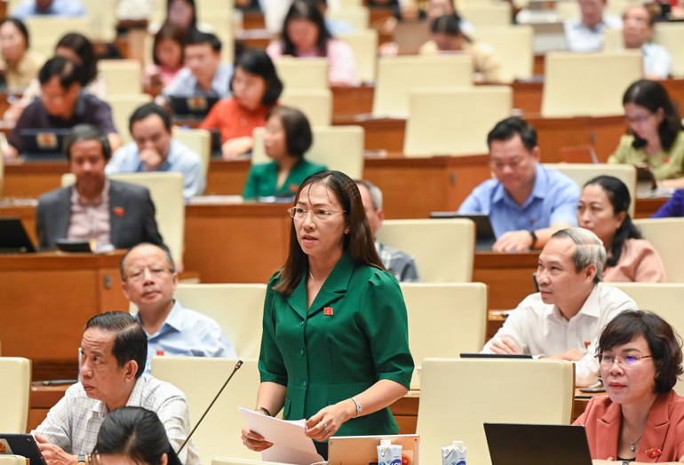 Đại biểu Nguyễn Thị Yến Nhi (Đoàn tỉnh Bến Tre) đề nghị cần nên xem xét, quy định lựa chọn có thể nghỉ tối đa 5 lần, mỗi lần không quá 2 ngày hoặc tăng số lần khám thai lên 9 - 10 lần trong thai kỳ để đảm bảo cho lao động nữ được theo dõi đầy đủ sức khỏe cho thai nhi phát triển tốt. (ẢNH: DUY LINH) Đại biểu Nguyễn Thị Yến Nhi (Đoàn tỉnh Bến Tre) đề nghị cần nên xem xét, quy định lựa chọn có thể nghỉ tối đa 5 lần, mỗi lần không quá 2 ngày hoặc tăng số lần khám thai lên 9 - 10 lần trong thai kỳ để đảm bảo cho lao động nữ được theo dõi đầy đủ sức khỏe cho thai nhi phát triển tốt. (ẢNH: DUY LINH)