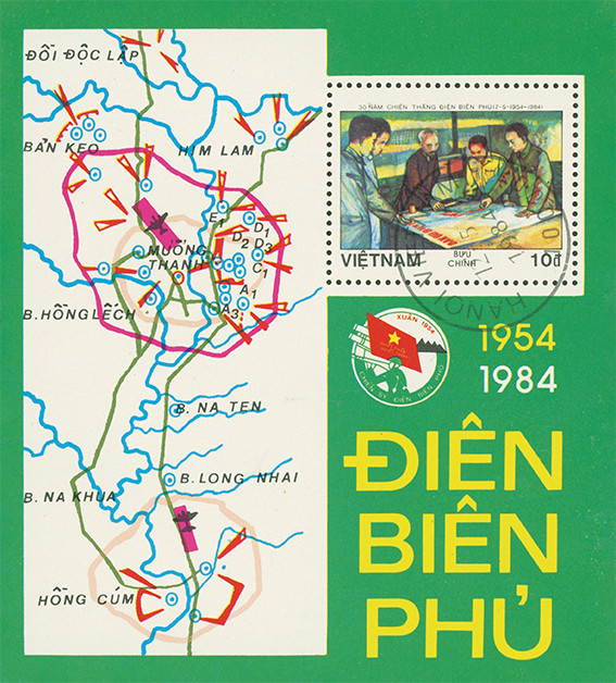 Mẫu trong hình là mẫu số 1485, tái hiện cảnh họp Bộ Chỉ huy Mặt trận, gồm Chủ tịch Hồ Chí Minh, Tổng Bí thư Trường Chinh, Thủ tướng Phạm Văn Đồng và Đại tướng Võ Nguyên Giáp.