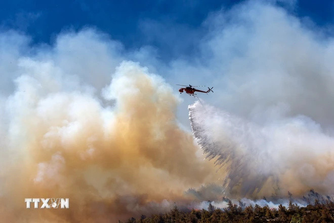 Khói bốc lên từ đám cháy rừng tại Athens, Hy Lạp. (Ảnh: THX/TTXVN)