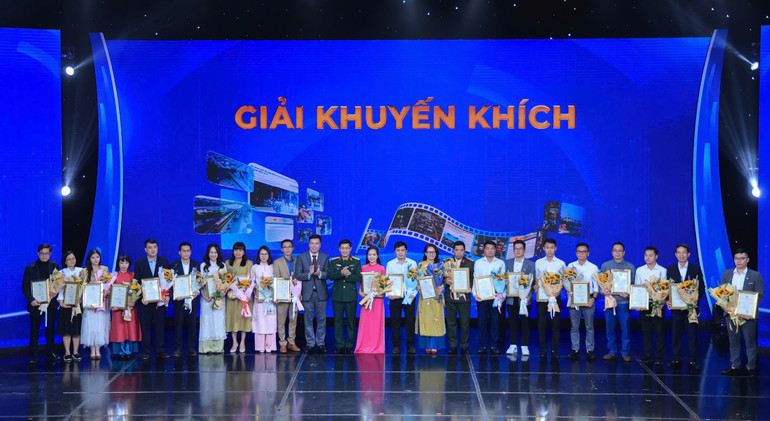 Các tác giả/nhóm tác giả đạt giải Khuyến khích.