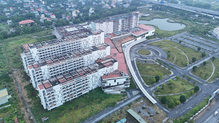 Trong khi tình trạng quá tải tại cơ sở chính vẫn đang diễn ra, việc "đóng băng" hoạt động tại cơ sở Hà Nam của bệnh viện Bạch Mai và Việt Đức là nghịch lý, gây lãng phí lớn. (Ảnh: SƠN BÁCH)