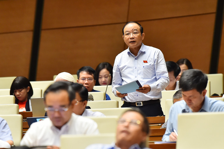 Đại biểu Lã Thanh Tân (đoàn TP Hải Phòng) nêu quan điểm tại phiên họp. (Ảnh: THỦY NGUYÊN)