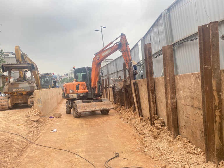 Các nhà thầu gia cố khu vực tiếp giáp giữa đường dân sinh mới với mặt đường lõi nơi xảy ra hiện tượng lún, nứt.