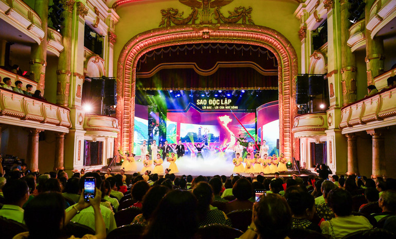 Với thời lượng 80 phút, Chương trình chính luận nghệ thuật “Sao Độc lập” năm 2024 được kết cấu gồm 3 chương và màn “Khai từ” - Việt Nam rực rỡ những mùa xuân.