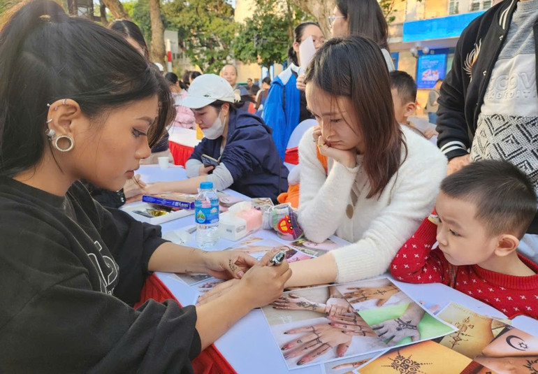 Vẽ Henna là một nghi lễ linh thiêng với người Hồi giáo.