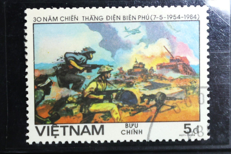 Mẫu 1490 thể hiện cảnh các chiến sĩ xông lên đánh chiếm cứ điểm. Tem nằm trong bộ sưu tập cá nhân của nhà sưu tập Lê Hùng (Hà Nội).