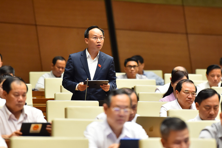 Đại biểu Phạm Văn Thịnh đề nghị cần khuyến khích, hỗ trợ, tạo mọi điều kiện thuận lợi đối với các trường hợp tổ chức, cá nhân tự nguyện bỏ vốn toàn bộ hoặc một phần để đầu tư xây dựng, cải tạo, sửa chữa, nâng cấp, bảo trì hạ tầng giao thông đường bộ. (Ảnh: THỦY NGUYÊN)