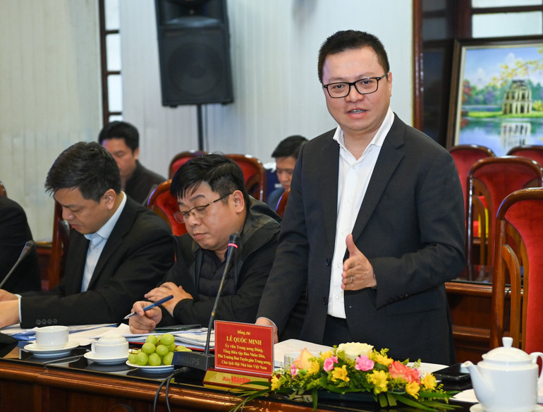 Tổng Biên tập Báo Nhân Dân Lê Quốc Minh, Phó Tổng Biên tập Báo Nhân Dân Quế Đình Nguyên cùng các đồng chí lãnh đạo Báo dự buổi làm việc. Ảnh: DUY LINH