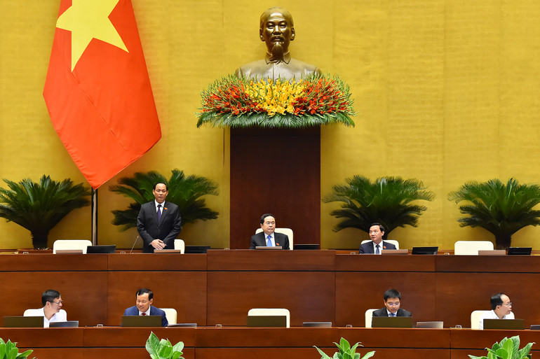 Phó Chủ tịch Quốc hội Trần Quang Phương điều hành phiên họp sáng 21/5.