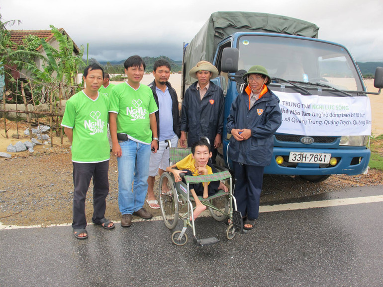 Hiệp sĩ Công nghệ thông tin Nguyễn Công Hùng cùng các tình nguyện viên trung Tâm Nghị Lực Sống trong chuyến đi cứu trợ người dân Quảng Bình sau lũ năm 2010.