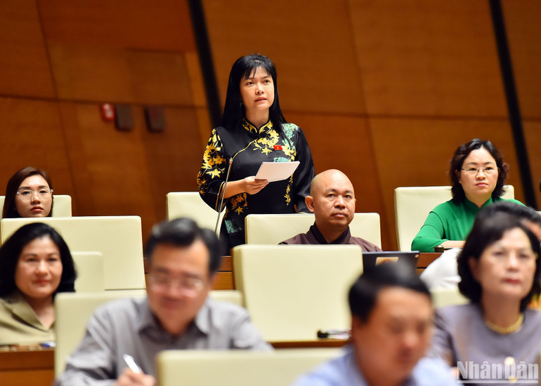 Đại biểu Tạ Thị Yên phát biểu tại phiên họp sáng 29/5. (Ảnh: Thủy Nguyên)