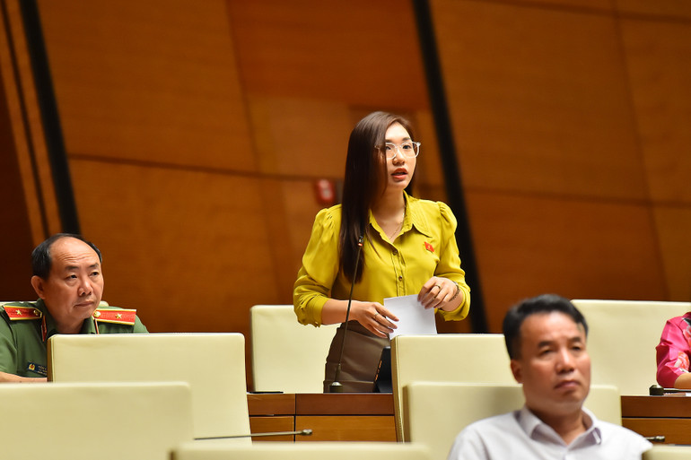 Đại biểu Quàng Thị Nguyện (đoàn Điện Biên) chất vấn tại phiên làm việc sáng 4/6.