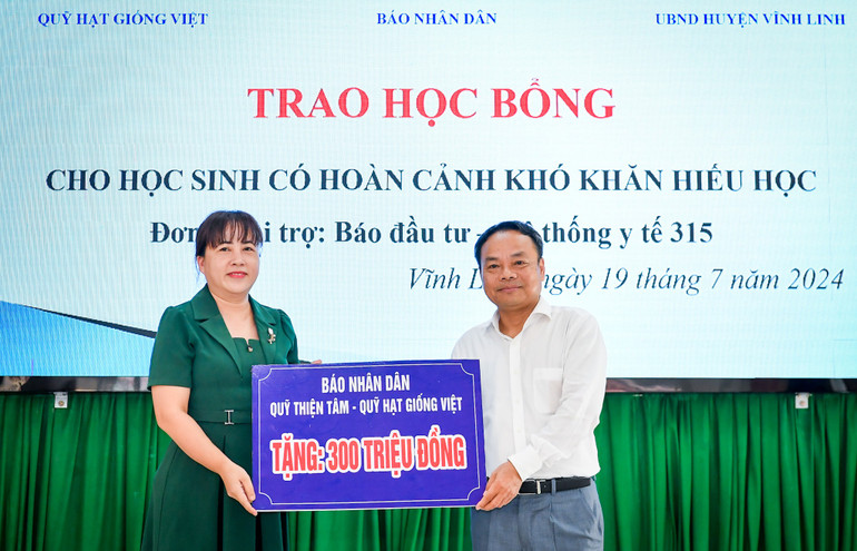 Trao tặng 300 triệu đồng từ Quỹ Thiện tâm - Quỹ Hạt giống Việt cho đại diện thị trấn Hồ Xá. Trao tặng 300 triệu đồng từ Quỹ Thiện tâm - Quỹ Hạt giống Việt cho đại diện thị trấn Hồ Xá.