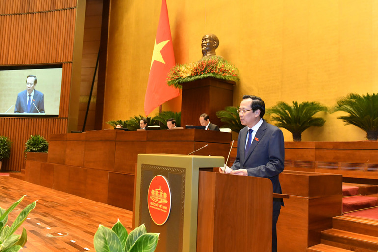 Bộ trưởng Lao động - Thương binh và Xã hội Đào Ngọc Dung, thừa ủy quyền của Thủ tướng Chính phủ trình bày Báo cáo kết quả thực hiện các mục tiêu quốc gia về bình đẳng giới năm 2023. (Ảnh: Đăng Khoa)