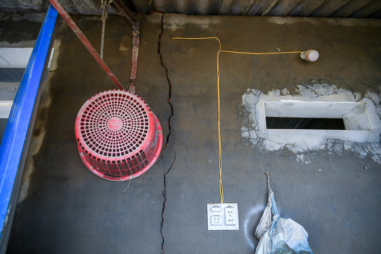 Vài ngày sau, khi nước vơi dần, vợ chồng Đại dắt díu nhau về căn nhà xưa để dọn dẹp lại. Lúc này, phía trái sau, bức tường đã có thêm một vệt nứt lớn chạy dài. 2 cặp loa, 2 điều hòa, 1 tủ lạnh… và rất nhiều tài sản khác đã không thể sử dụng.