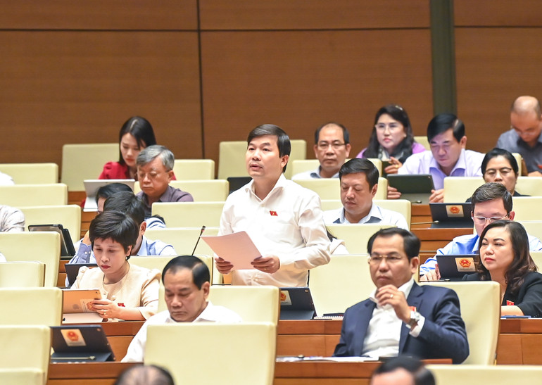 Đại biểu Hoàng Đức Chính cho rằng, việc đưa quy định phát triển điện hạt nhân vào dự thảo Luật Điện lực (sửa đổi) là bước tiến quan trọng trong định hướng phát triển năng lượng quốc gia. (Ảnh: DUY LINH)