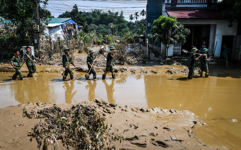 Mưa lũ đã khiến cho khu vực xã Nga Quán, huyện Trấn Yên (Yên Bái) ngập nặng. Tuyến đường sắt Hà Nội - Lào Cai chạy qua địa bàn xã cũng bị vùi lấp bởi một khối lượng lớn bùn đất. Ảnh chụp sáng 15/9.