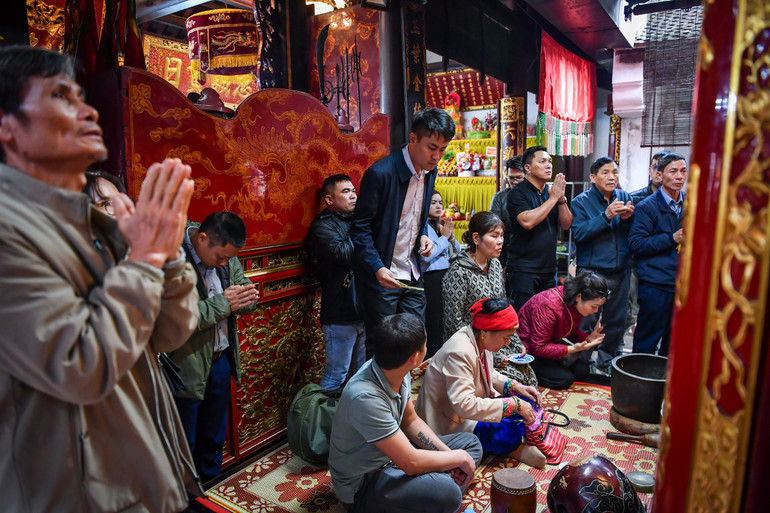 Người dân dâng hương, làm lễ trước giờ khai ấn đền Trần.